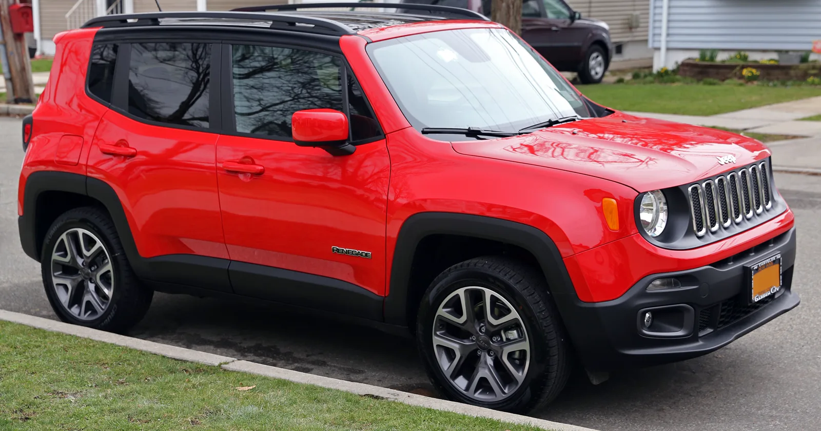 Jeep Renegade Latitude 2015, primera generación previa al restyling, en rojo.